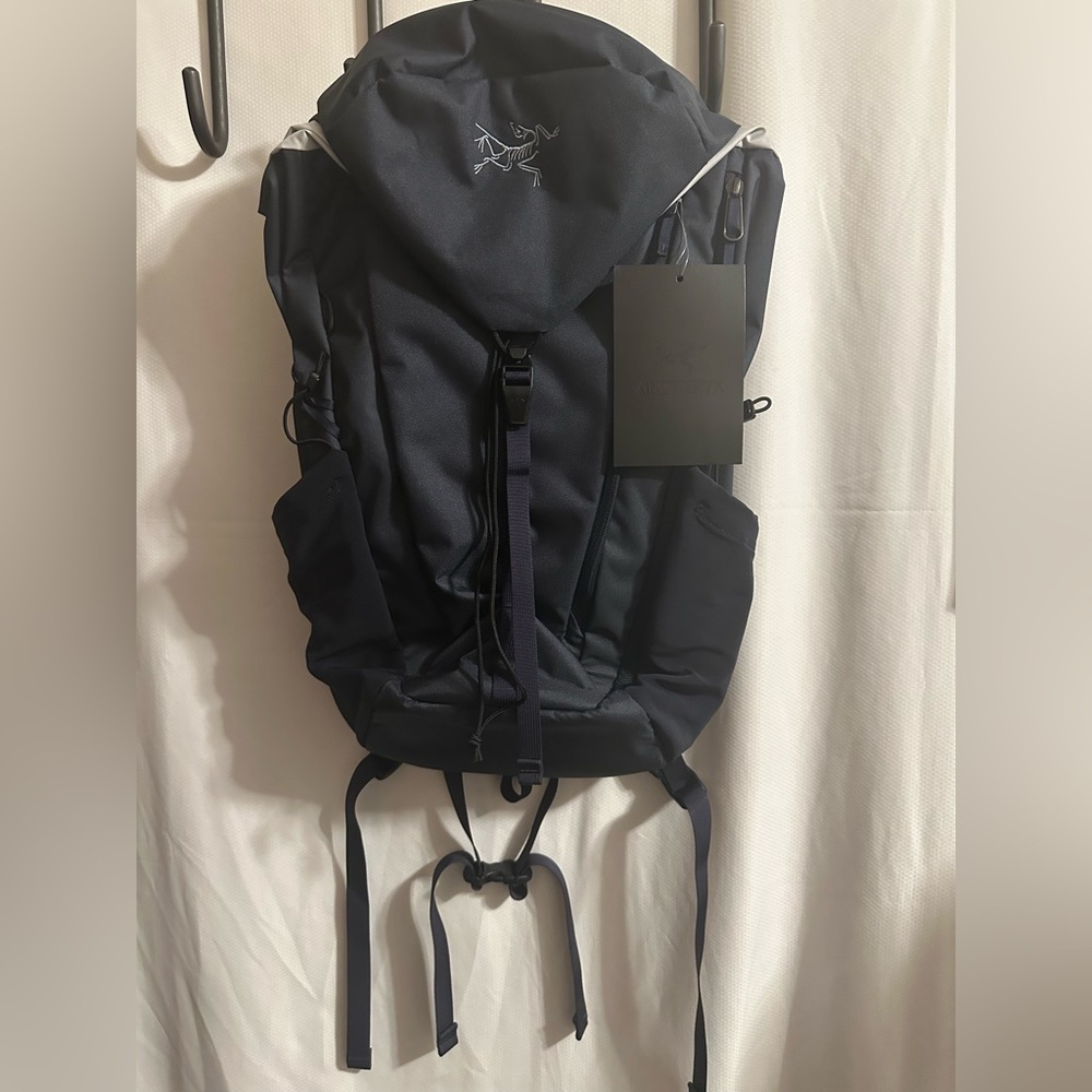New Arc'teryx Mantis 20 Black Sapphire Backpack  Discontinued